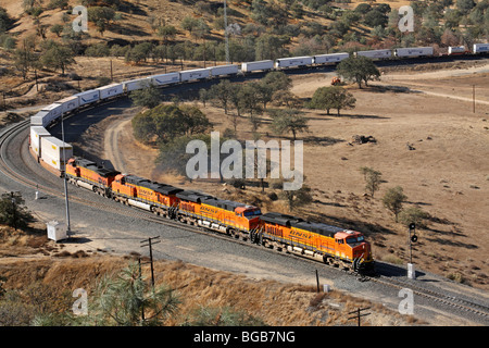 Eine ostwärts BNSF Güterzug am Tehachapi Loop zwischen Bakersfield und Mojave, Kalifornien. Stockfoto