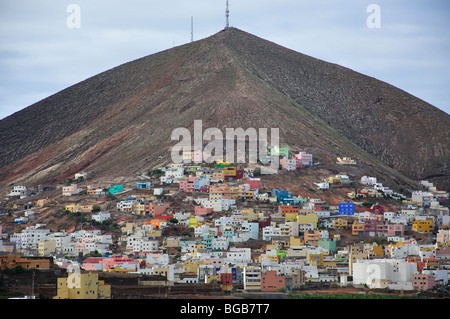 Häuser auf Vulkanhanges, Galdar, Galdar Gemeinde, Gran Canaria, Kanarische Inseln, Spanien Stockfoto