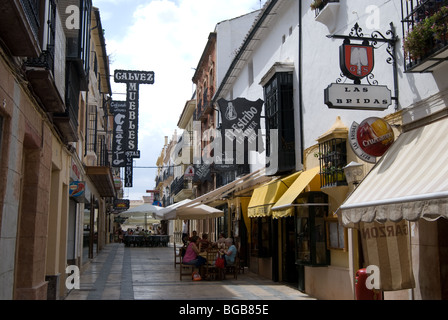 Calle Los Remedios, Fußgängerzone mit vielen Bars und Restaurants, Ronda, Spanien Stockfoto