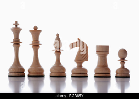 Schach - Sammlung von weißen Schachfiguren isoliert auf weißem Hintergrund Stockfoto