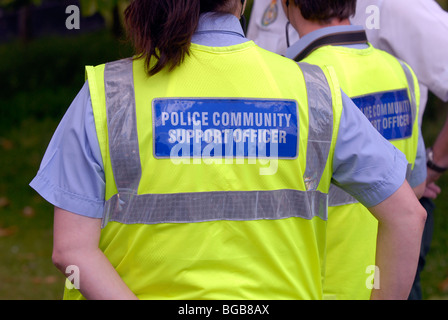 Gemeinschaft Unterstützung Polizist PCSO Stockfoto