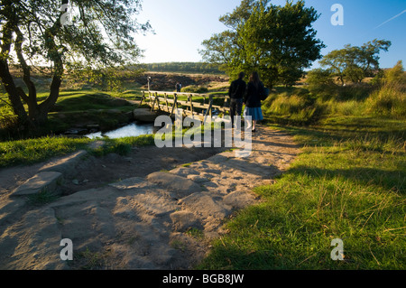 Holzsteg über Burbage Bach in der Nähe von Grindleford Peak District Derbyshire Stockfoto