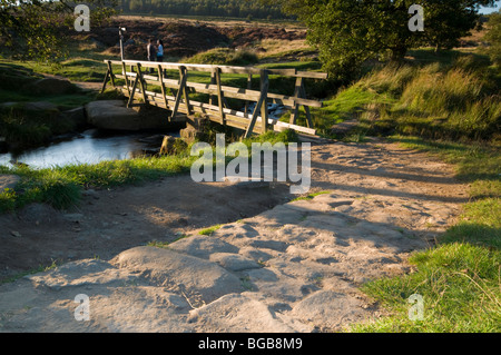 Holzsteg über Burbage Bach in der Nähe von Grindleford Peak District Derbyshire Stockfoto