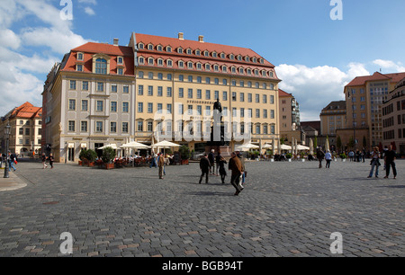 Deutschland, Sachsen, Dresden, Neumarkt, Touristen zu Fuß über den Platz vor dem Steigenberger Hotel de Saxe. Stockfoto