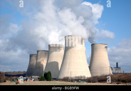 Lizenzfreie kostenlose Foto von Kraftwerk im Vereinigten Königreich zeigen, CO2-Emissionen, die aus Schornsteinen. Stockfoto