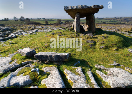 Irland, County Clare, The Burren, Poulnabrone Dolmen, alte Grabstätte in Landschaft des grauen karstige Kalkstein. Stockfoto