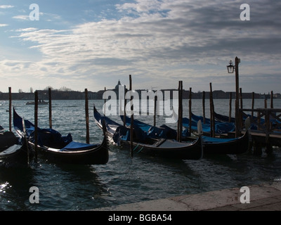 Gondeln vor Anker in der Nähe von Markusplatz, Venedig, Italien Stockfoto