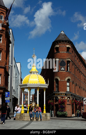 Irland, Norden, Belfast, Victoria Street, gelb und weiß überdachte Jaffe Brunnen am Eingang der Victoria Square. Stockfoto