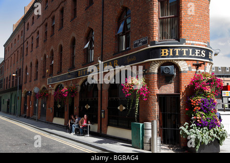 Irland, Norden, Belfast, Victoria Street Exterieur der gebisslose Bar. Stockfoto