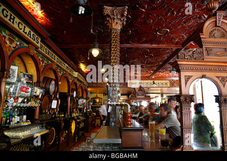 Irland, Schnaps Nord, Belfast, Great Victoria Street, die Crown Bar Salon. Erbaut im Jahre 1826 freuen Gaslampen und gemütliche Ecken. Stockfoto