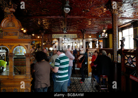 Irland, Schnaps Nord, Belfast, Great Victoria Street, die Crown Bar Salon. Erbaut im Jahre 1826 freuen Gaslampen und gemütliche Ecken. Stockfoto