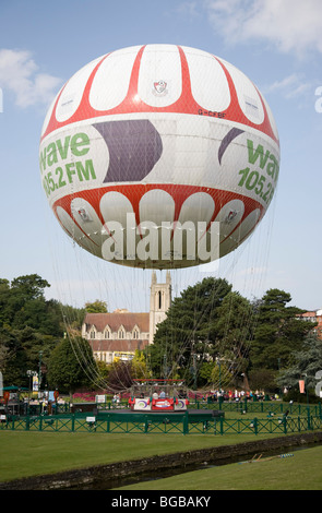England, Dorset, Bournemouth, The Bournemouth Eye Heißluftballon über untere Gärten. Stockfoto