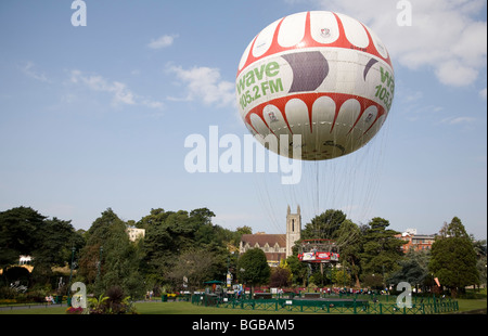 Bournemouth, Dorset, England  Die Bournemouth Eye Heißluftballon erhebt sich über der unteren Gärten. Stockfoto