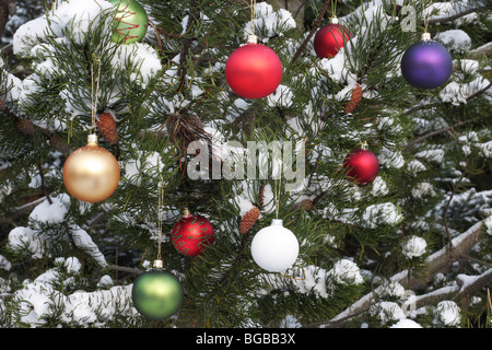 zugeschnittenen Schuss von einem Weihnachtsbaum dekoriert Kiefer mit Schnee bedeckt Stockfoto