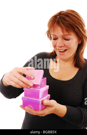 Frau öffnen ein Überraschungsgeschenk Stockfoto