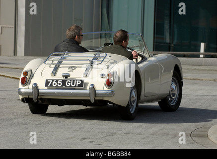 MGA klassisch Englisch öffnen Sportwagen Kurvenfahrt Stockfoto