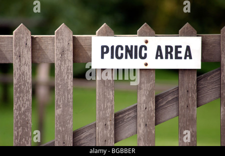 Royalty free Foto von Picknickplatz zu unterzeichnen, in der Sommer-UK Stockfoto