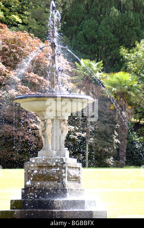 Royalty free Foto von klassischer Garten Brunnen platzieren Interesse Sommer uk Stockfoto