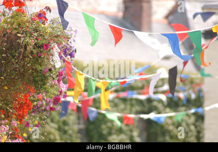 Royalty free Foto von Straße Ammer und hängenden Korb Blumen im Dorf High Street UK Stockfoto