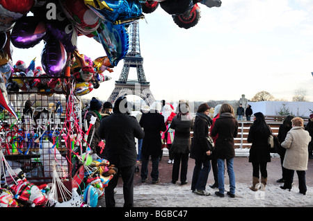 Paris, Frankreich, Touristen treffen, Santa Claus, Weihnachtsmann, französische Weihnachtsdekoration, Souvenirs, Eiffelturm, Stockfoto