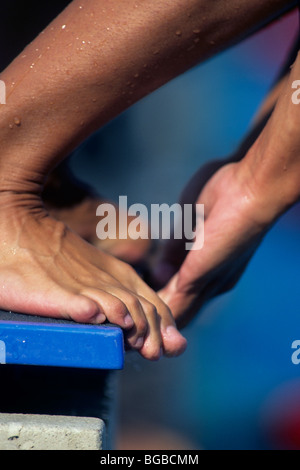 Schwimmer-Füße und Hände am Rande eines Sprungbrettes Stockfoto