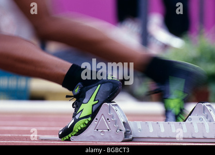 Sprinter ausziehen aus dem Startblock Stockfoto