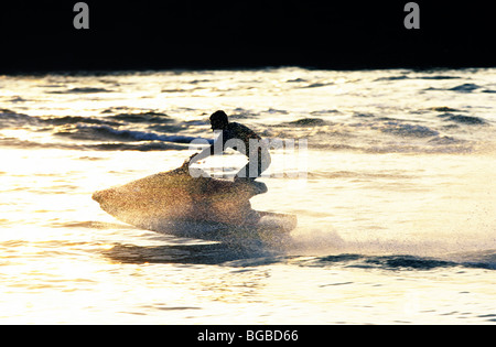 Silhouette der eine Mann Jet-Skifahren über das Meer Stockfoto