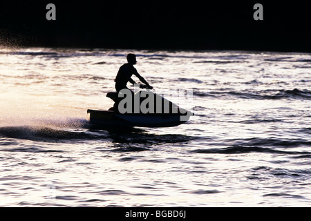 Silhouette der eine Mann Jet-Skifahren über das Meer Stockfoto