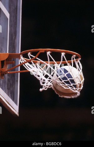 Basketball geht durch den Reifen Stockfoto