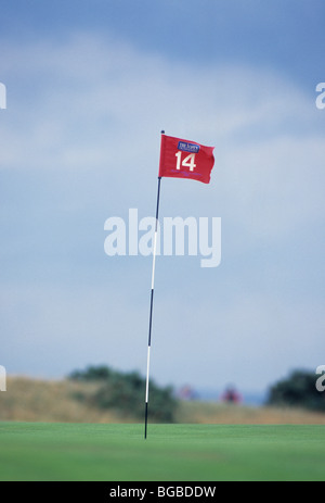 Golfflagge am Golfplatz im Wind biegen Stockfoto