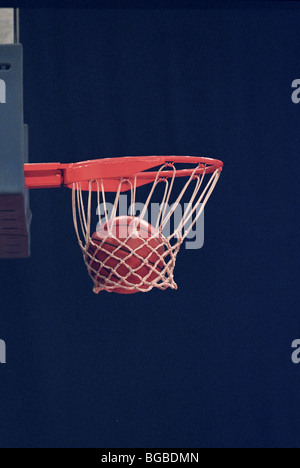 Basketball geht durch den Reifen Stockfoto