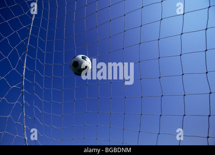 Fußball in ein Ziel netto gegen blauen Himmel Stockfoto