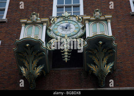 Die Uhr auf der Außenseite des Fortnum and Mason speichern Piccadilly, London W1 UK Stockfoto