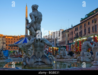 Am frühen Morgen Blick auf die Piazza Navona in Rom in der Weihnachtszeit mit der Fontana del Moro-Statue im Vordergrund Stockfoto