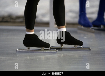 Low-Profile weibliche Speedskater Schlittschuhe auf dem Eis Stockfoto