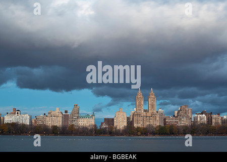 Upper West Side von Central Park - New York City wie gesehen, mit Blick auf den Stausee auf Ostseite Stockfoto