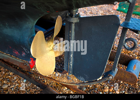 Ruder & Schraube auf Angelboot am Strand in Aldeburgh In Suffolk Stockfoto