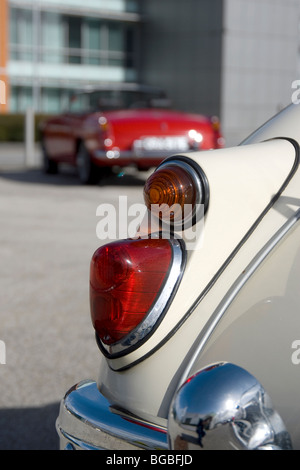MGA klassische englische öffnen Sportwagen Rücklicht mit MGB Ion Hintergrund Stockfoto
