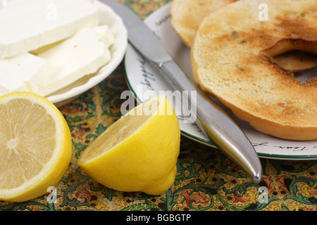 Bagels und Frischkäse mit Zitrone Stockfoto