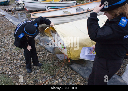 Zwei weibliche Suffolk Constabulary Gemeinschaft Unterstützung Offiziere Bewusstsein das der Marine Uhr Stockfoto