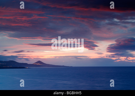 Blick über den Atlantik in Richtung Montaña de Galdar auf Gran Canaria von in der Nähe der Hauptstadt Las Palmas Stockfoto