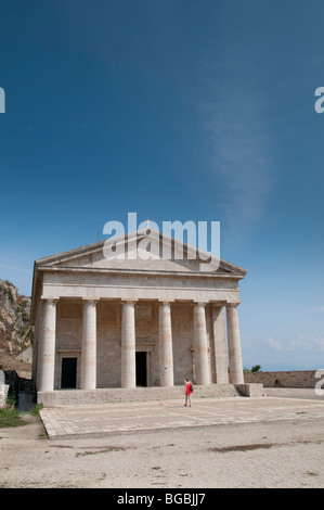 Lady Walking bis zur Kirche von St George, Palaio Frourio (alte Festung)-Korfu-Stadt Stockfoto