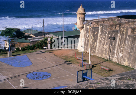 Spielplatz im Stadtteil La Perla und Festung El Morro. Old San Juan. Puerto Rico. Stockfoto