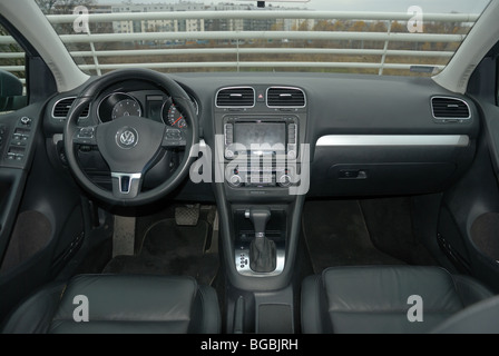 Volkswagen Golf VI 1.4 TSI DSG - 2009 - grau - fünf Türen (5D) - Deutsche Kleinwagen - Innenraum, Armaturenbrett, Mittelkonsole Stockfoto