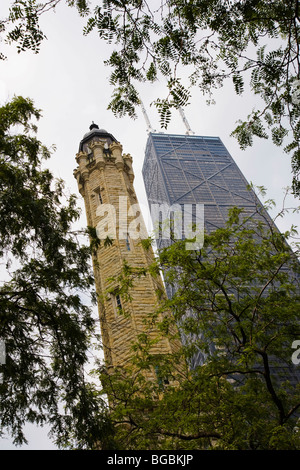 Wasserturm mit John Hancock Center im Hintergrund, Chicago, Illinois, USA Stockfoto