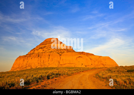 Weg zum Schloss Butte während des Sonnenuntergangs in der Big Muddy Badlands, südlichen Saskatchewan, Kanada. Stockfoto