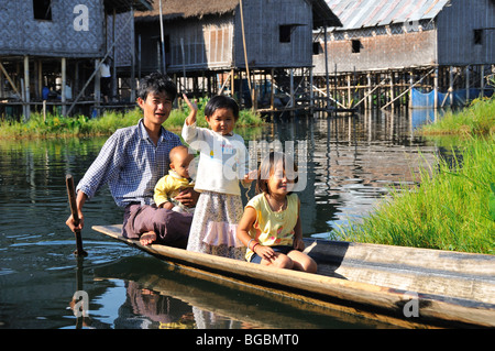 Mann und Kinder auf ein Boot, Inle-See, Shan-Staat, Burma, Myanmar Stockfoto