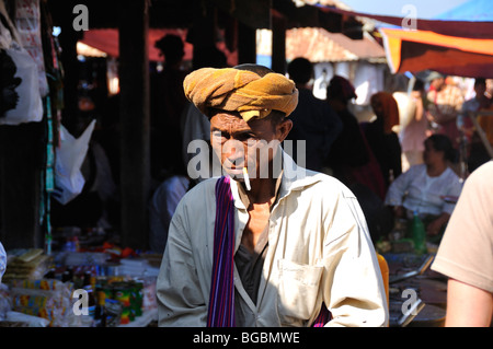 PA-O Mensch, Markt Nampan, Inle-See, Shan-Staat, Burma, Myanmar Stockfoto