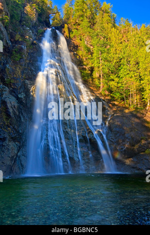 Jungfrau-Wasserfälle stürzen 53 m/174 Füße in einer Fan-Formation, eine Rock-Böschung entlang des Baches Tofino, einem Übergangsbereich von Stockfoto