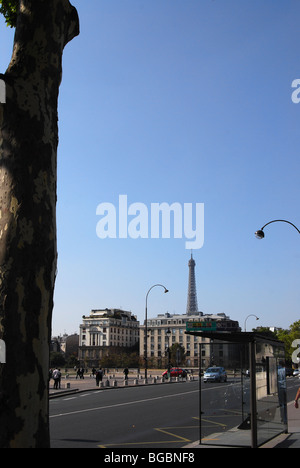 Der Eiffelturm betrachtet aus der Ferne. Paris, Frankreich Stockfoto